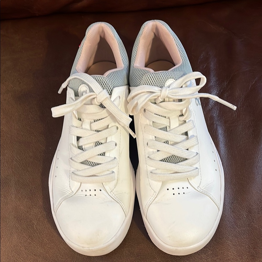 On Cloud White leather shoes-The Roger style